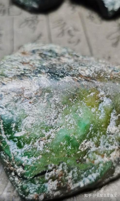 什么是翡翠原石中的水石