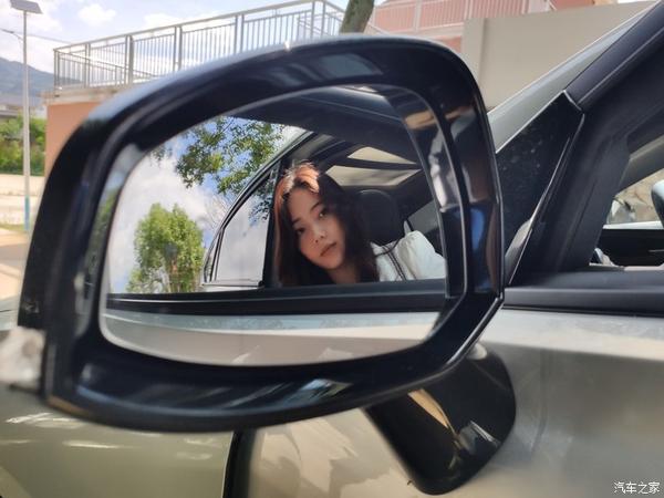 后视镜也可以拍出美美的照片,非常清晰的可以看见天空,白云和我.