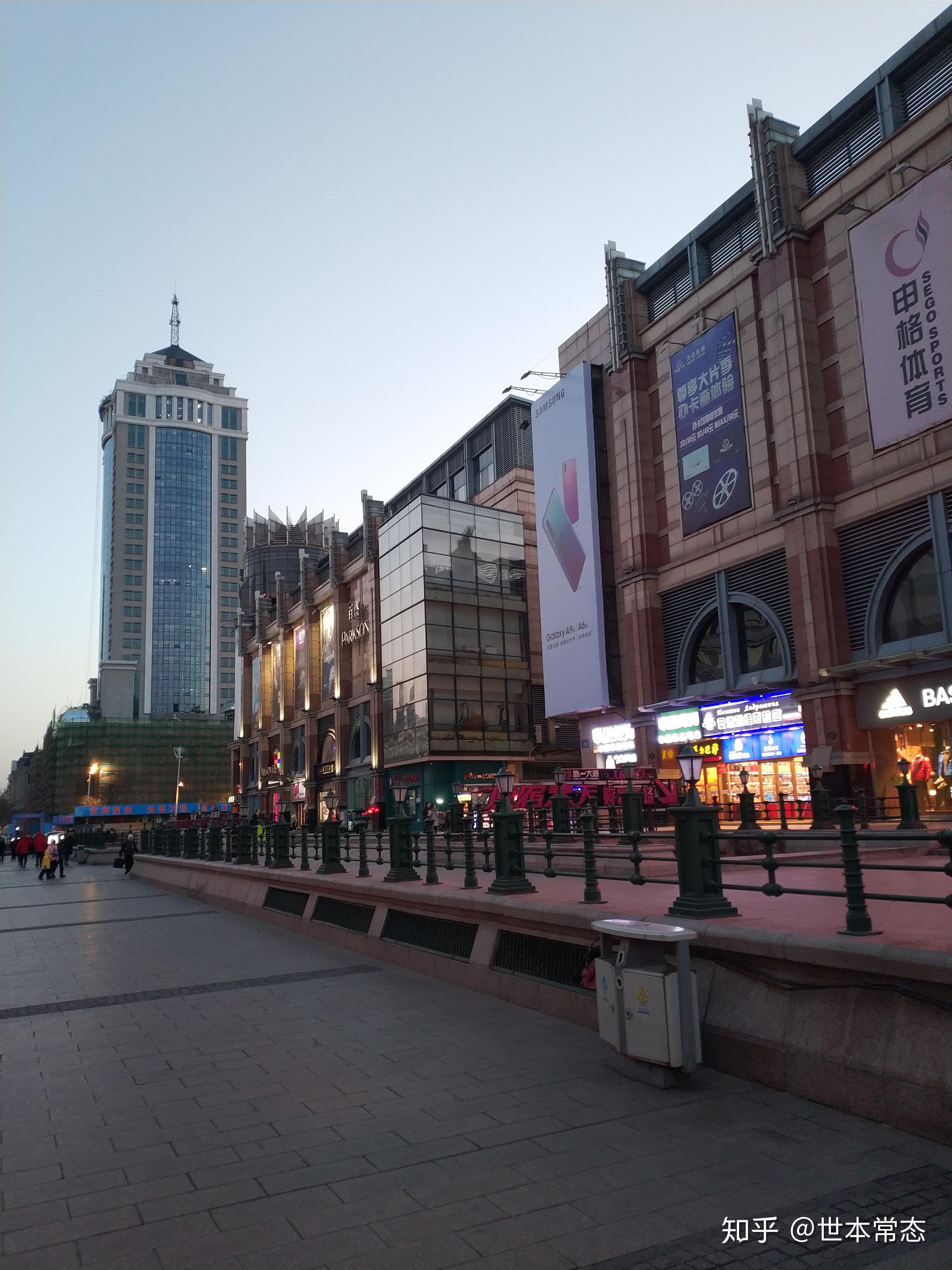 哈尔滨市全国知名的一条商业步行街,北起江畔的防洪纪念塔广场,南接新