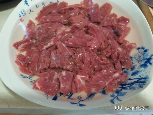 牛肉切小片,清水浸泡去血水