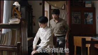 王凯在片中的很多细节动作都在表现书呆子气,比如走路时两臂紧贴着