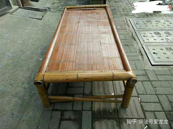 这就是外婆家的竹床,网上的图片,跟家里的一毛一样.