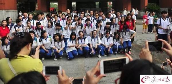 学生哥们选校服可以由自己话事啦看看广州这些靓爆镜的校服