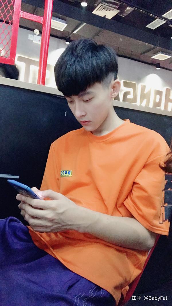 呵男人 夸夸他怕不是就就要飘了 朋友圈发他照片会有蛮多男生夸他帅