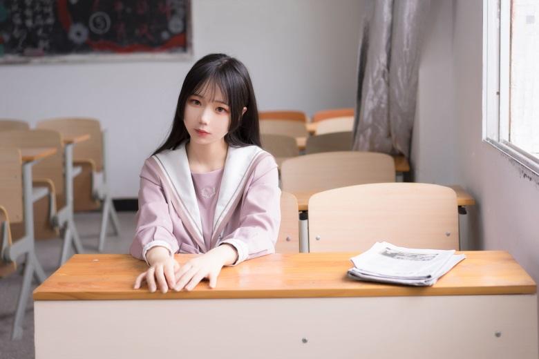 jk女孩课室写真,窗边阳光正好