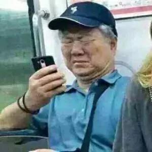 看手机 在地铁上刷手机,如果看到"辣眼睛"的消息时,你的表情或许会与