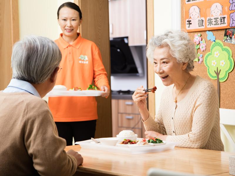 这样老人既可以在熟悉的家里安享晚年,家人也可以陪伴,是目前国人最