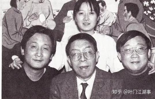 1993年,大型家庭情景剧《我爱我家》投入拍摄,导演英达,编剧梁左