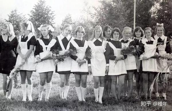 随着生活水平改善,同时也是为了增加国家凝聚力, 苏联将全国女式校服