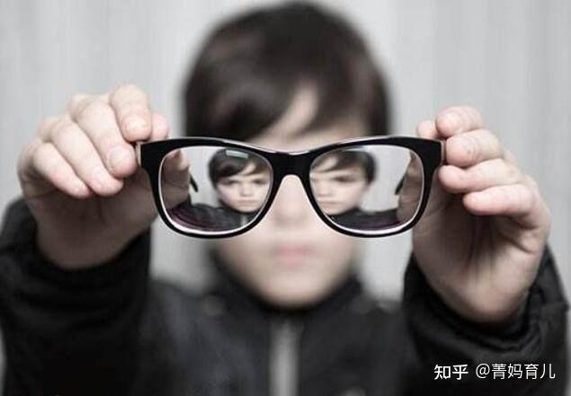 孩子真正近视需要配 戴眼镜的时候,是因为睫状肌弹性下降,眼轴被拉长
