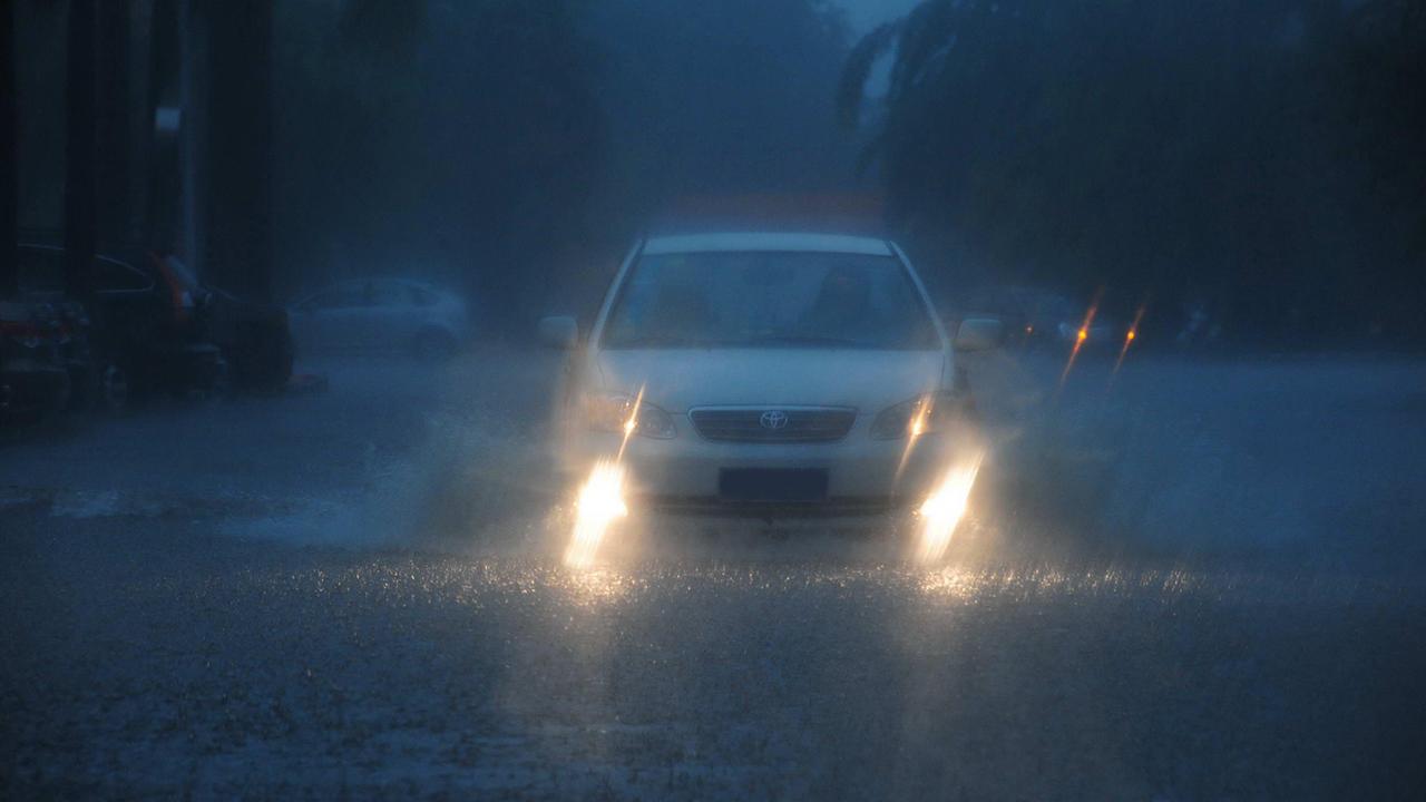 夜间和雨天行车不知道开什么灯?新手司机应该get的安全行车技巧