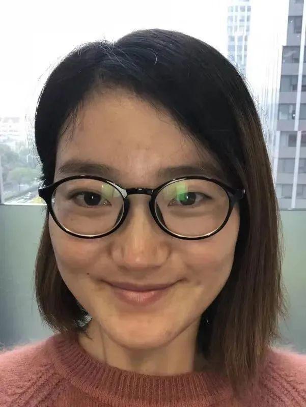 眼镜我的眼睛像死鱼眼睛,没神,无光,现在视力恢复正常,眼睛变得有水灵
