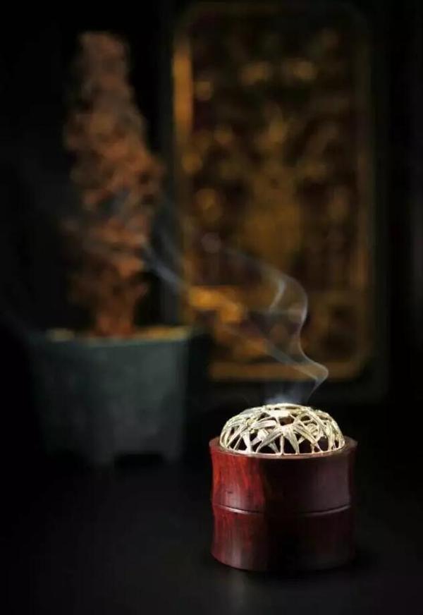 隔火熏香是一种很考究的用香方法,不直接点燃香品,而是以专门制做的