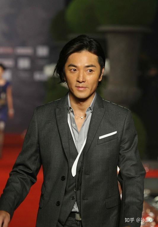 而除了郑伊健外,其实他还捧过三个tvb的电视演员,只不过这三人的定位