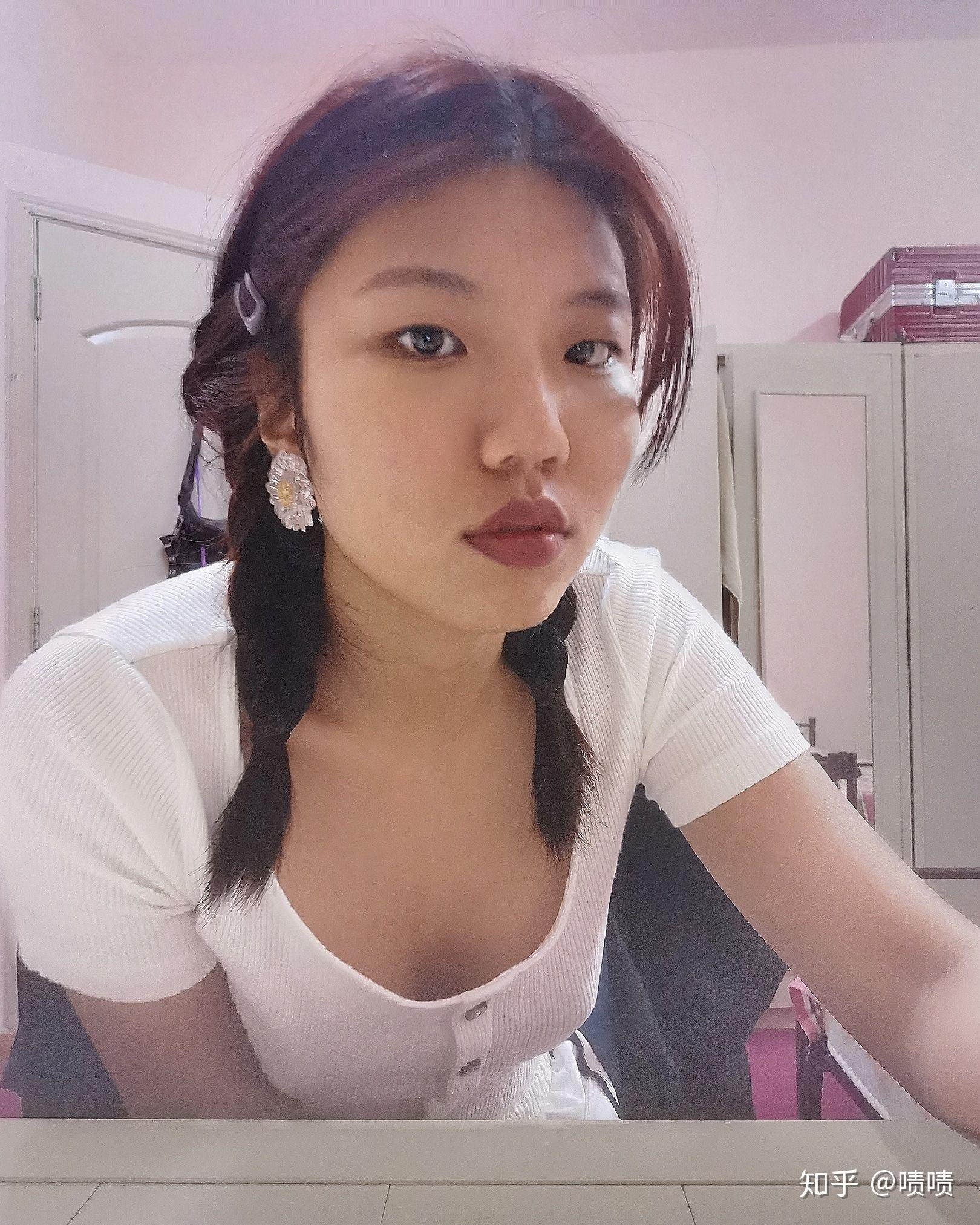 那种穿衣很透能看到内衣的那种这么穿的女人是什么心态难道自己不知道