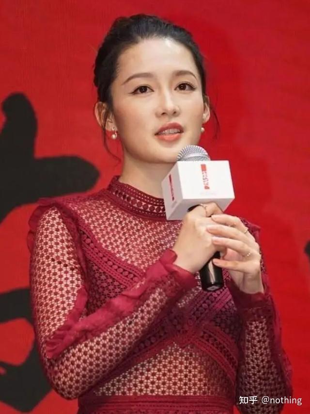 李沁镂空裙勒出曲线感紧身衣配烟管裤大秀完美身材曲线这也太撩了