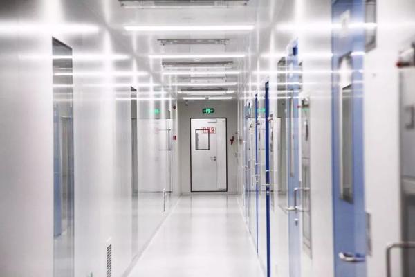 严谨的科学研究环境——符合gmp标准的临床级细胞制备中心走道