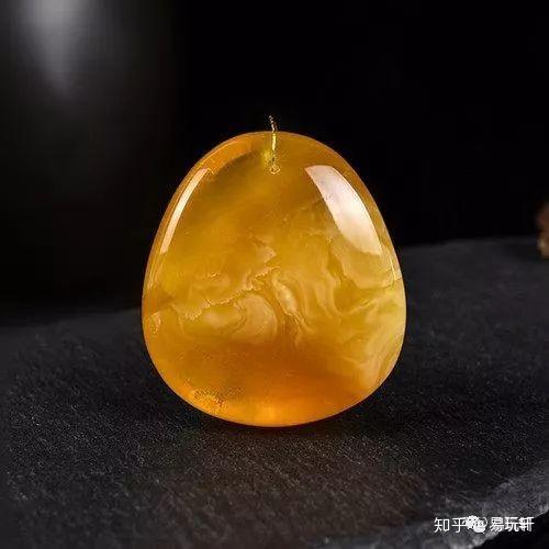 金绞蜜——指透明的金珀和蜜蜡互相纠缠在一起的琥珀.