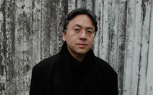 一方面,佐知子和景子母女俩的生活是石黑一雄个人经历的翻版:经历创伤