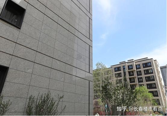 (二期在建洋房外立面干挂石材实景拍摄)