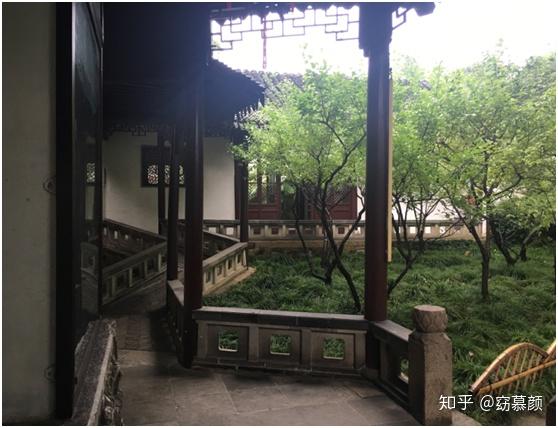 控制性地观看与控制性的游走:间或一方小天井,丰富了空间变化.