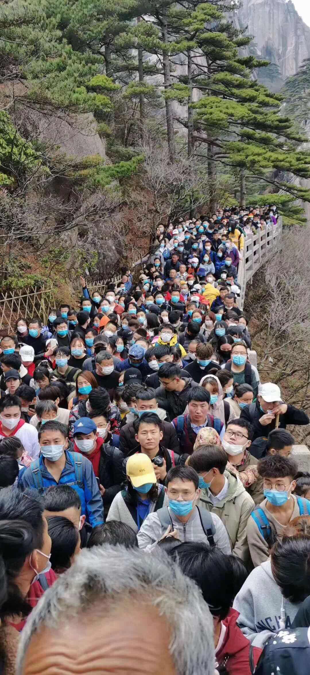 30 人 赞同了该文章 清明节假日期间关于黄山景区拥挤不堪的消息,出现
