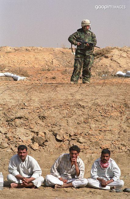 入侵伊拉克2003年4月1日,迪瓦尼耶,伊拉克.在战斗中被俘的伊拉克士兵.
