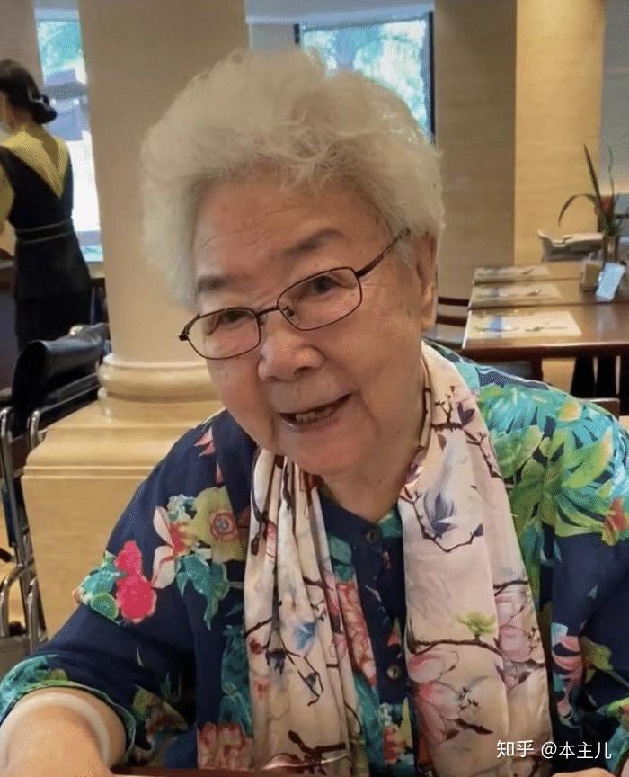田华一家四口患癌从贫女到艺术家92岁不敢退休仍赚钱养家