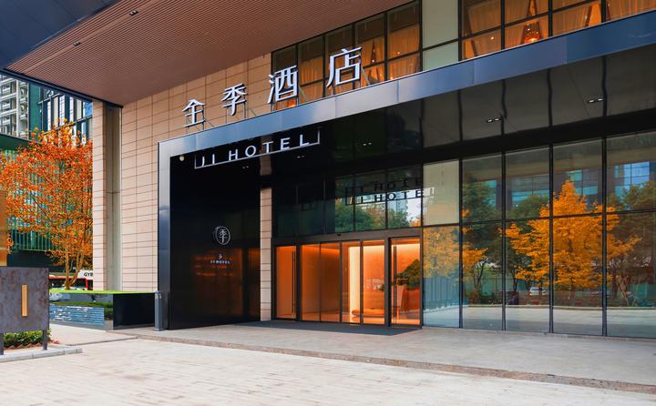 酒店位置超级方便,就在春熙路步行街上,距离2,3号线春熙路站d口步行