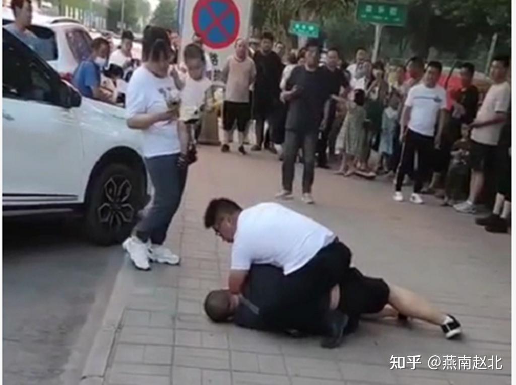 保定一辅警陪妻子逛商场秒变抓小偷当场擒获偷手机贼