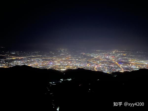 夜晚在山顶散步的时候看的夜景