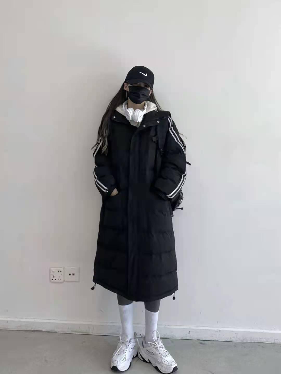 搭配法则:黑色长款羽绒服 紧身运动裤 白色老爹鞋 白袜子 鸭舌帽这