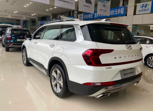 2020款现代胜达进店白色涂装很大方轴距2865mm售2028万起