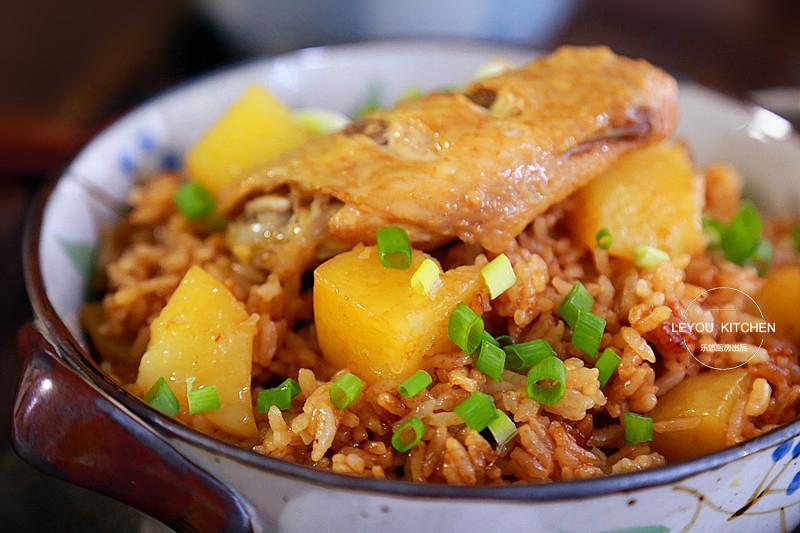 第八步:把豉油汁倒在鸡腿上,如图.然后盖好电饭锅锅盖,选择