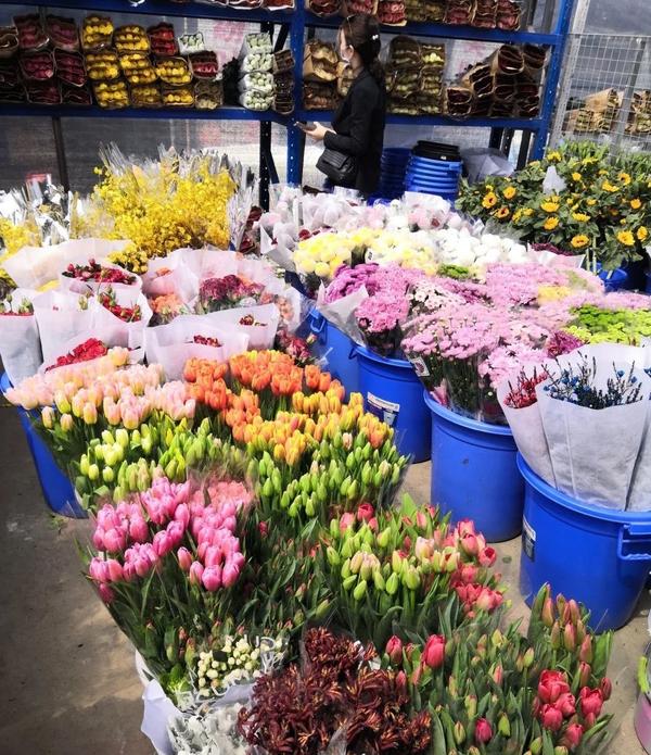 重开的万福花卉市场虽然店面稍显简陋, 但是鲜花依然是种类多,开的