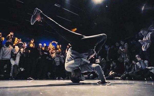 hiphop这个词不仅泛指整个hip-hp文化,同时也是街舞中 hip-hop舞种的