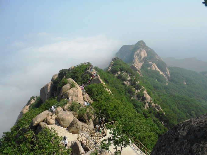 的丹东凤凰山,由东山和西山两大景区组成,其最高峰"鼎云峰"海拔836米