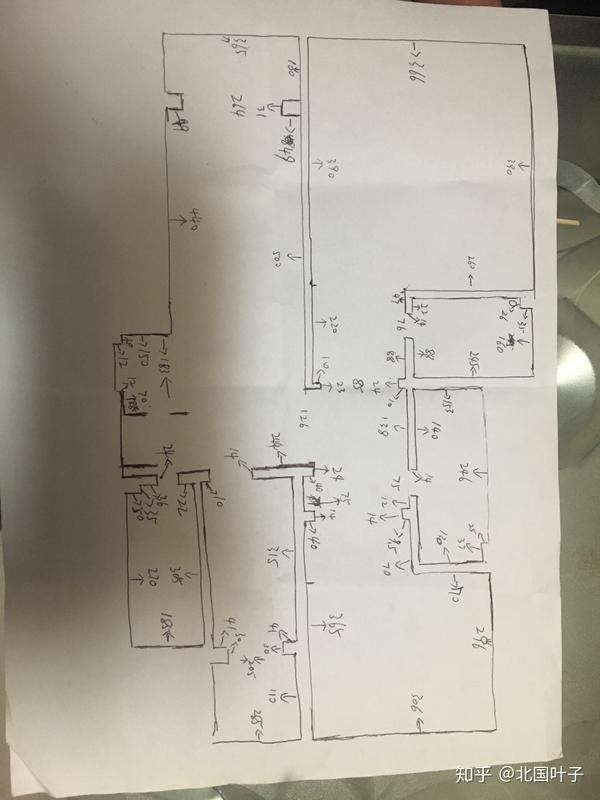 这是自己画的草图,打算去掉一个卧室,南北通透.