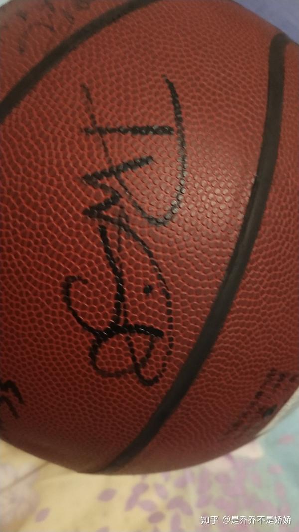 家里有个签名篮球,只知道是nba签名球但不知道都是谁的零几年的了