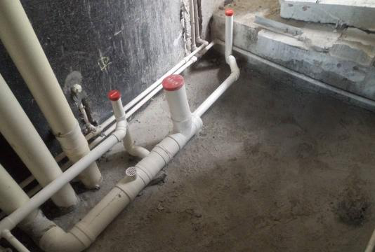 卫生间排水一般是通过地漏排出,但是也有水会从地砖直接渗进沉箱,日