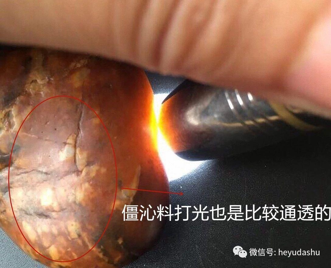真正的红沁籽料特点是怎么灯都打不