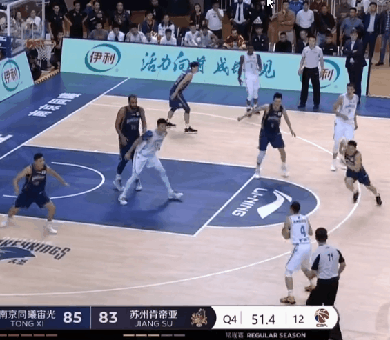 暂停回来,同曦失误,史鸿飞接易立传球,三分再进!