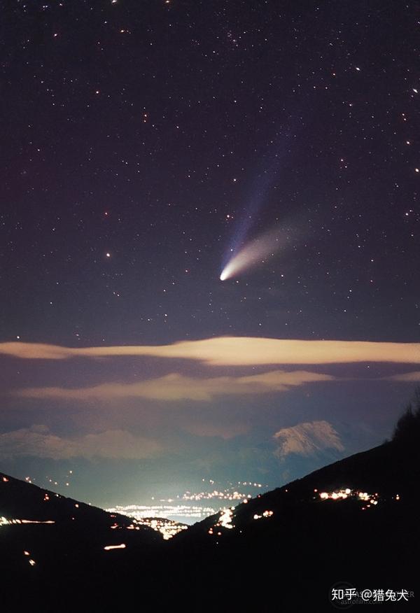 1997年4月1日,海尔-波普彗星在距离太阳0.