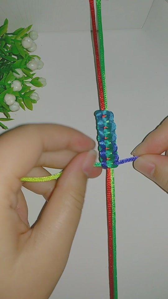 为什么我用红绳编织的平结手链总是会卷起来,像dna那样?