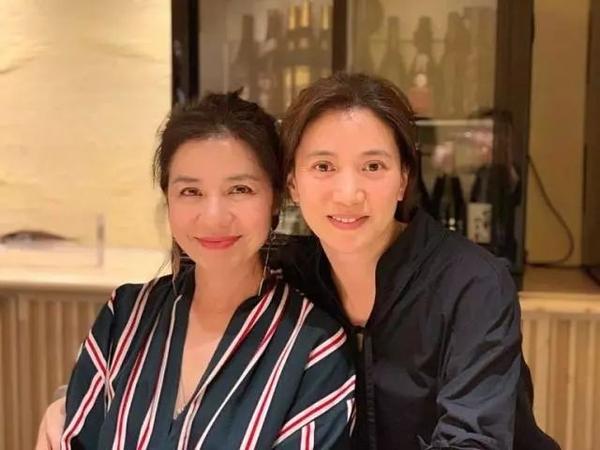 即使跟48岁的袁咏仪同框,也一点不输!