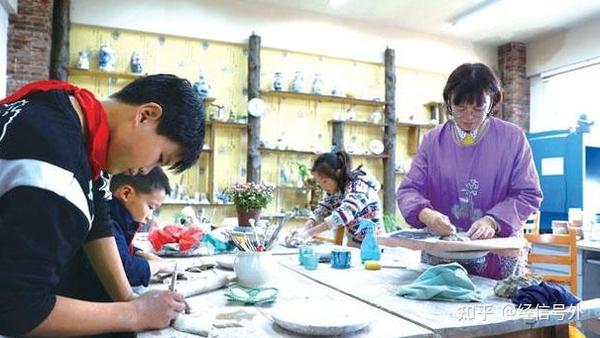 四川什邡市禾丰小学学生在进行陶艺制作.