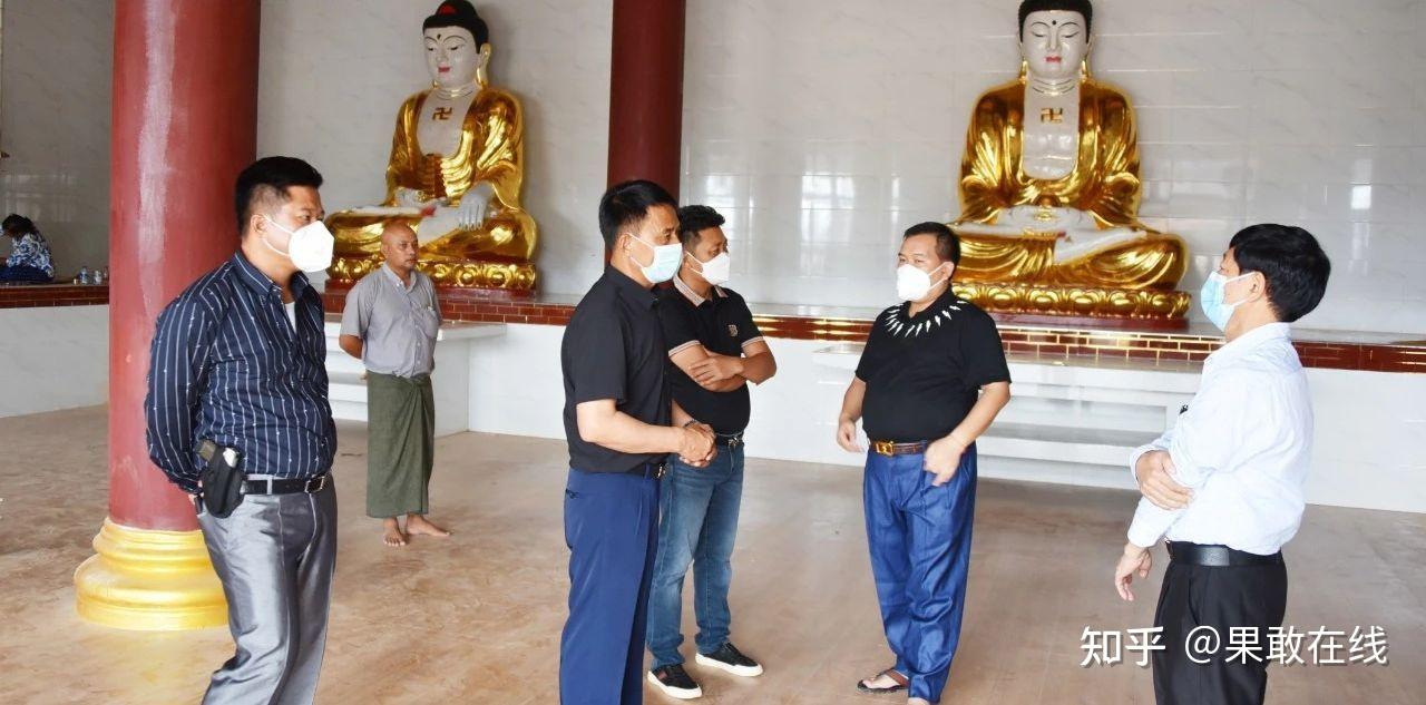 自治区领导视察建设中的缅甸果敢老街大庙"大雄宝殿"并为大雄宝殿院落