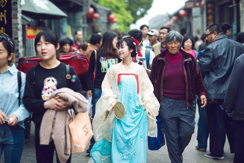 中国掀起"汉服"热,为何越来越多年轻人对此着迷