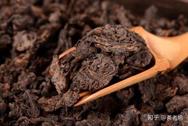 普洱茶老茶头是普洱茶熟茶在渥堆发酵过程中自然形成的块状的小沱块