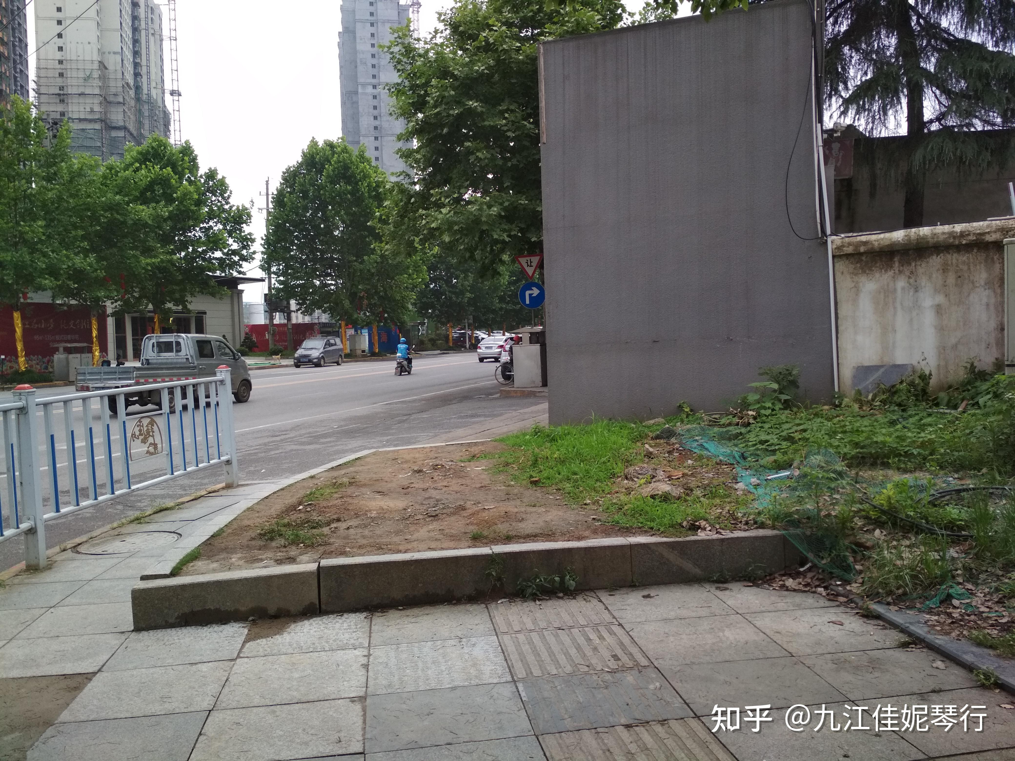 九江市濂溪区前进东路与木樨路交汇路口有一栋建筑因为历史遗留问题